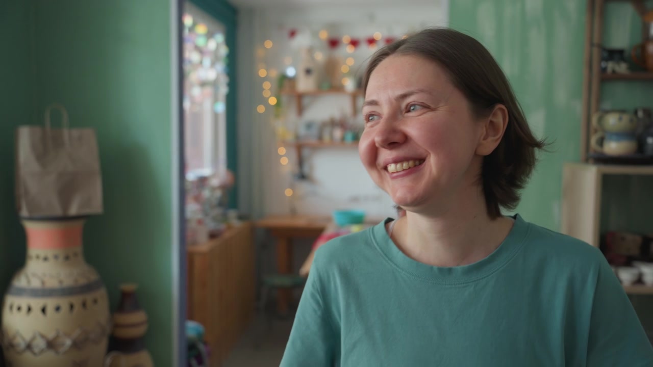 Creare felicità in ceramica. Un vasaio modella abilmente l'argilla in modo creativo. Un artista crea con gioia ceramiche tra opere d'arte smaltate. Lo studio di ceramica brulica di energia creativa e abilità artigianale.
