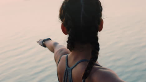 Yoga-Frau-Auf-Dem-Berggipfel-übt-Kriegerpose-Bei-Sonnenaufgang