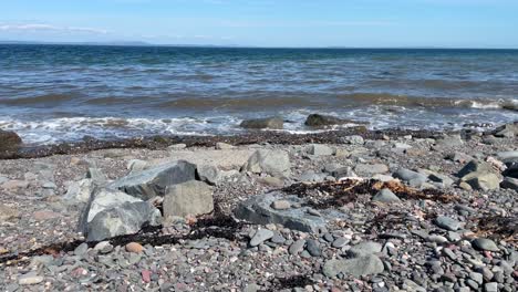 Toma-Estática-De-Olas-Rompiendo-En-Una-Playa,-Escocia