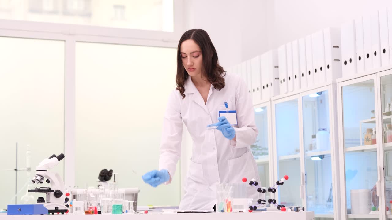 Científica se ajusta los guantes al iniciar un experimento de laboratorio.