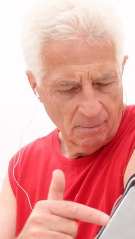 hombre jubilado escuchando música en la playa