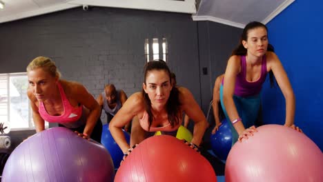 mujeres hermosas y en forma haciendo ejercicio en una pelota de fitness
