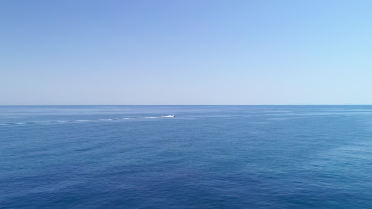 먼 거리에서 제트 스키를 타고 지중해 상공을 날고 있는 드론