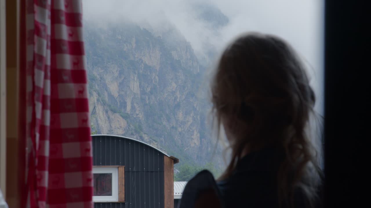 niño curioso en la ventana