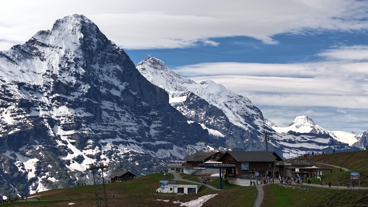 el lapso de tiempo de la estación suiza con nubes y ascensores de góndola