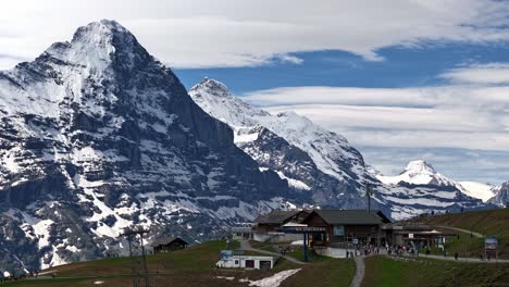 Zeitraffer-Des-Schweizer-Bahnhofs-Mit-Wolken-Und-Gondelbahnen