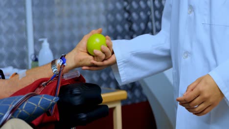 médico chequeando hombre mayor donando sangre 4k