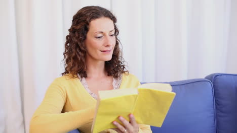 mujer leyendo en el sofá