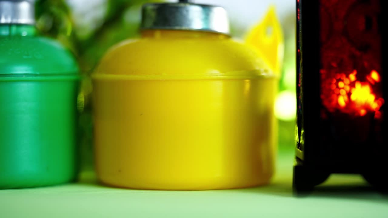 linterna árabe y cinta ketupat sobre un fondo verde