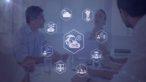 profesionales de negocios discuten en una oficina moderna