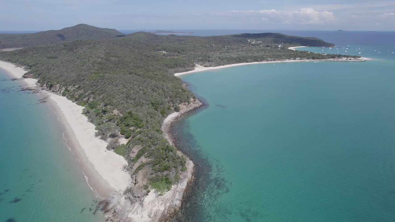 vista panorámica de la isla gran keppel en la gran barrera de coral del sur en la costa de capricornio en el centro de queensland, australia