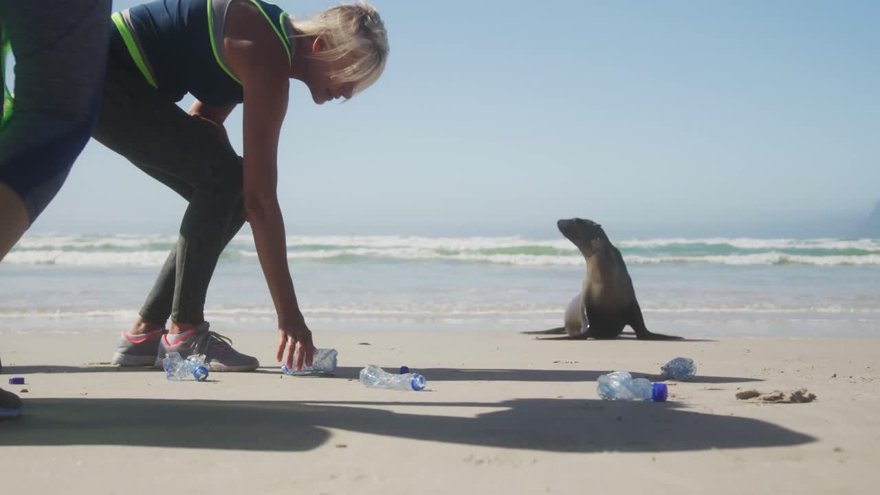 해변 을 청소 하는 운동 선수 여자 들