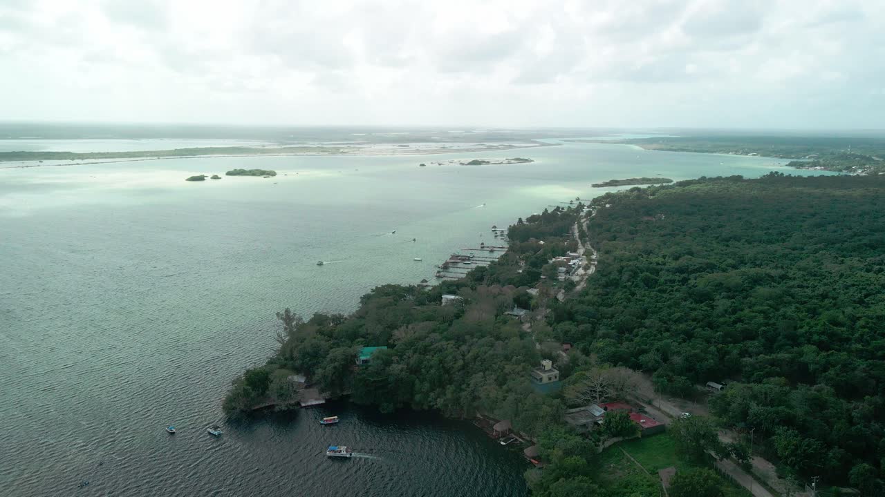 vista aérea de la increíble laguna de bacalar con sus colores cambiantes