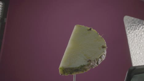 piña girando con bucle en la pantalla de fucsia para la llave de croma