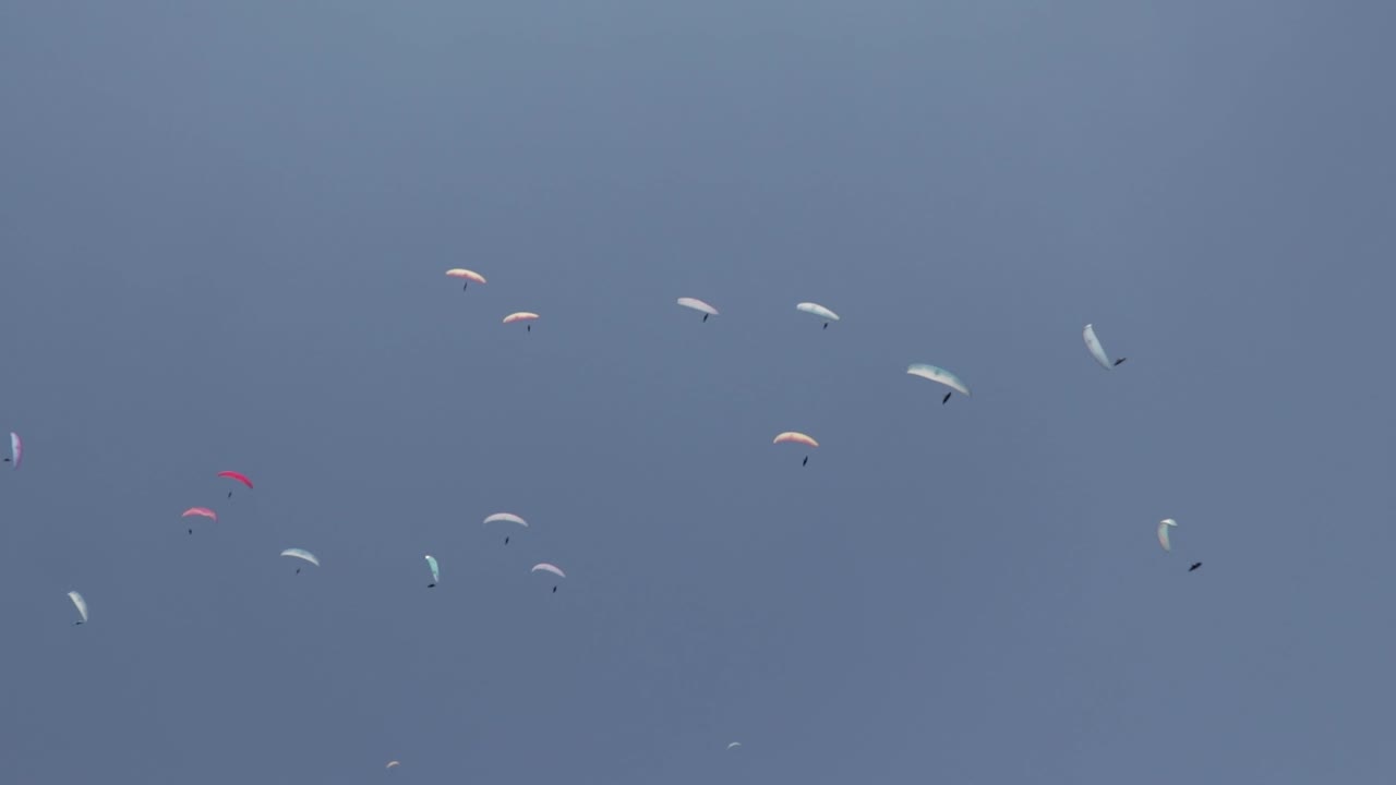 경쟁의 일환으로 원을 그리며 비행하는 패러글라이더