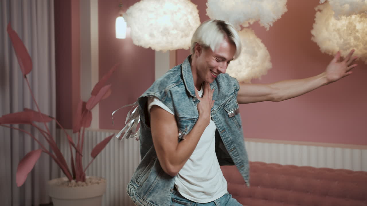 joven moviendo su cuerpo con la música