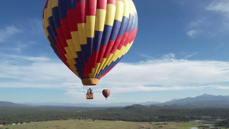 disparo de drones de globos aerostáticos que vuelan sobre el paisaje verde y el lago en el campo de colorado, ee.uu.