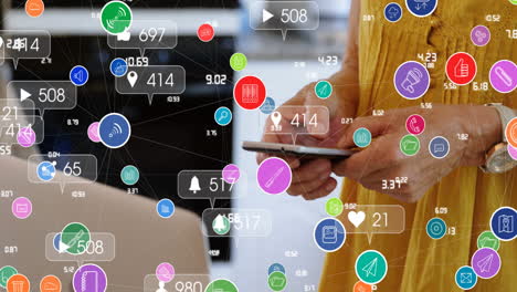 red de iconos digitales contra la sección media de la mujer que usa un teléfono inteligente