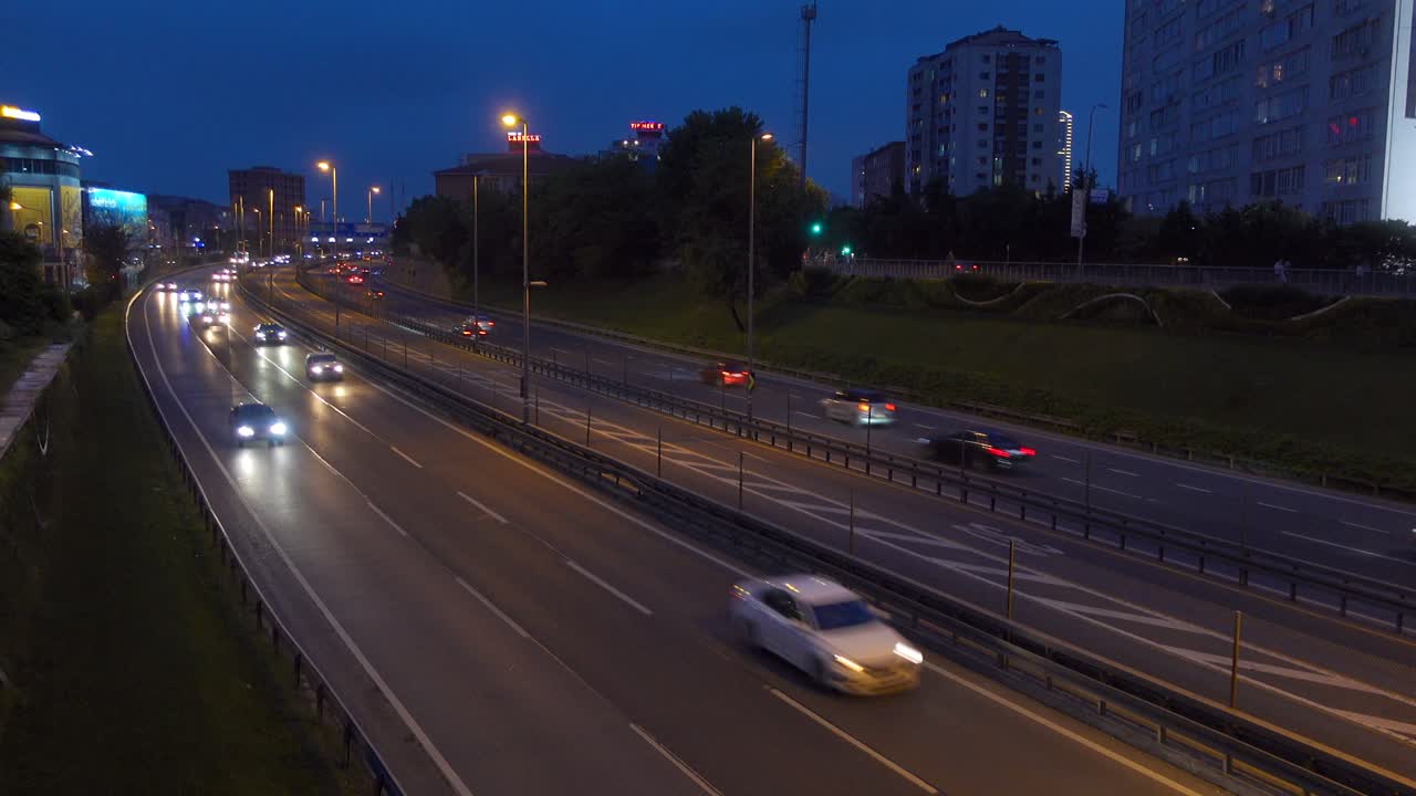 도시의 야간 고속도로 교통