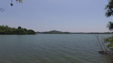 vista del océano o el mar desde la tierra