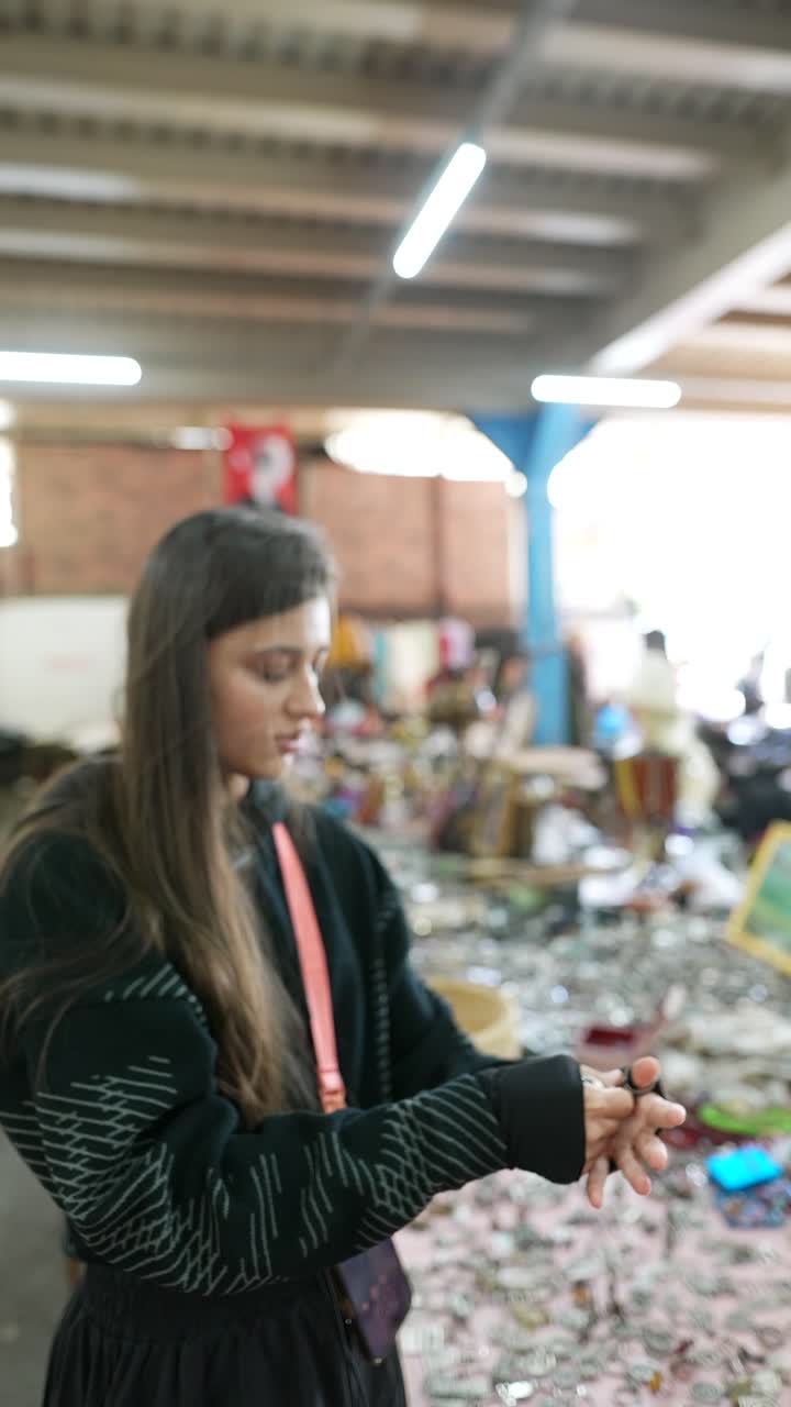 mujer navegando por un mercado de pulgas