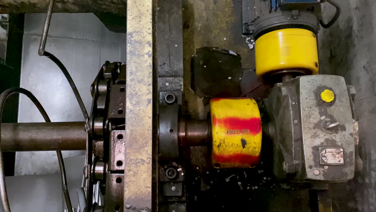 일련의 회전 모터가 컨베이어 체인을 구동합니다.