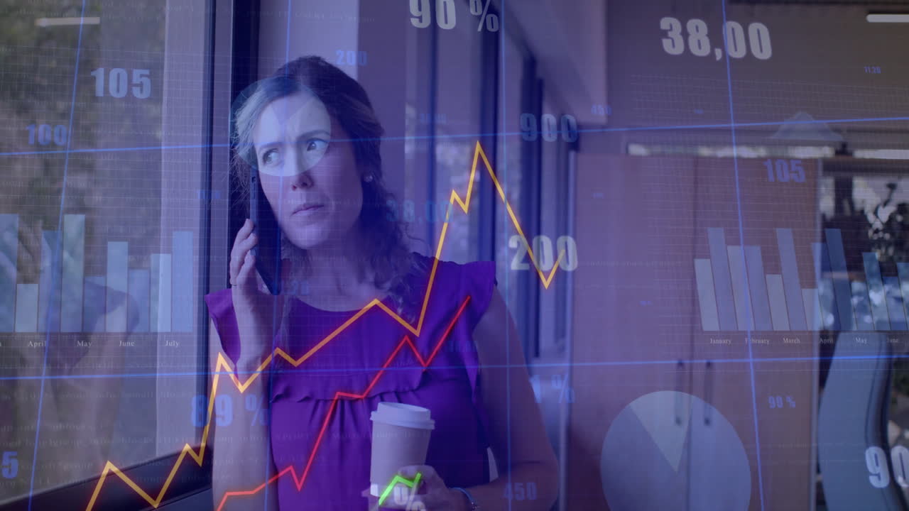 animación del procesamiento de datos financieros sobre una mujer de negocios caucásica que trabaja en la oficina