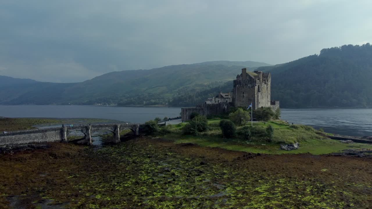 eilean donan castillo en las tierras altas de escocia, reino unido _ avión no tripulado disparó puesta de sol con un hermoso lago que se eleva hacia arriba
