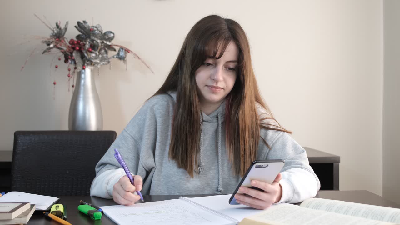 chica estudiando con pantalla verde de teléfono