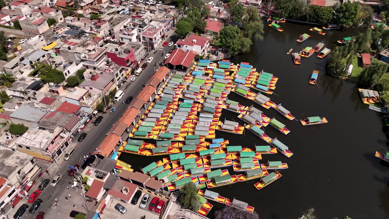 cdmx 남동쪽의 그림 같은 지역인 xochimilco의 놀라운 드론 뷰