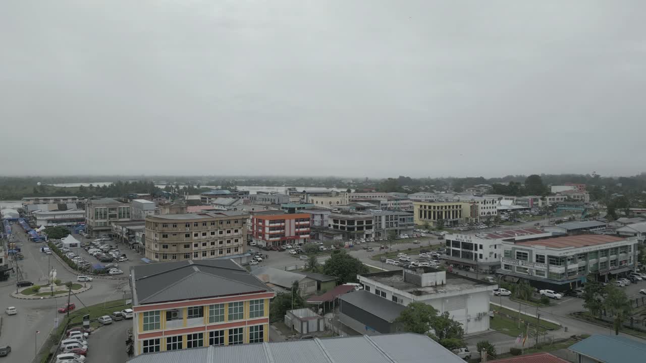 Sisli bir sabah, Batang Lupar Nehri üzerindeki Sri Aman Kasabası'nın Regatta ve Pesta Benak sırasında çekilmiş güzel drone görüntüsü, Sarawak, Borneo.