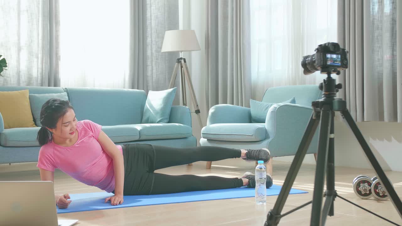 mujer haciendo tutorial de video de fitness en línea en casa