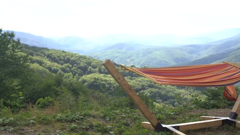 hamaca con una hermosa vista de la naturaleza de las montañas