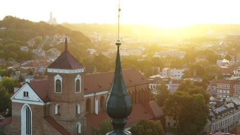 Catedral-De-Kaunas,-Vista-Aérea-De-Drones.-Temprano-En-La-Mañana-De-Verano