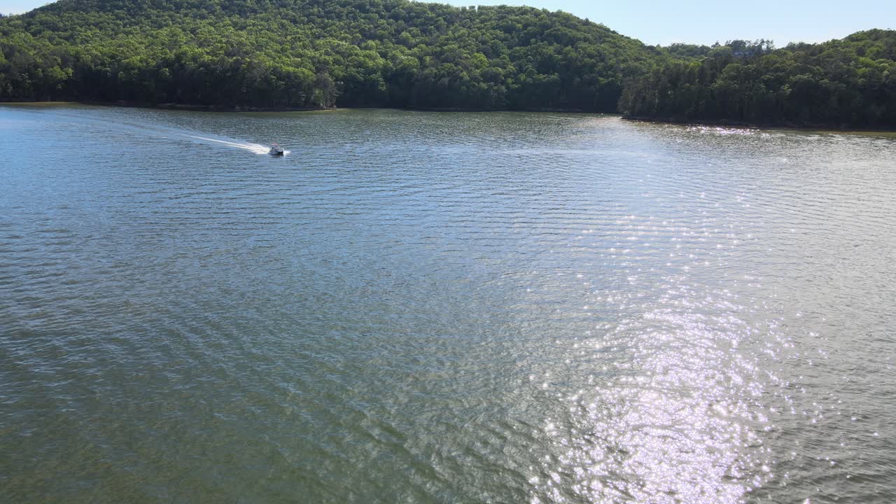 카메라가 보트에 접근함에 따라 전속력으로 카메라 프레임을 가로질러 이동하는 폰툰 보트