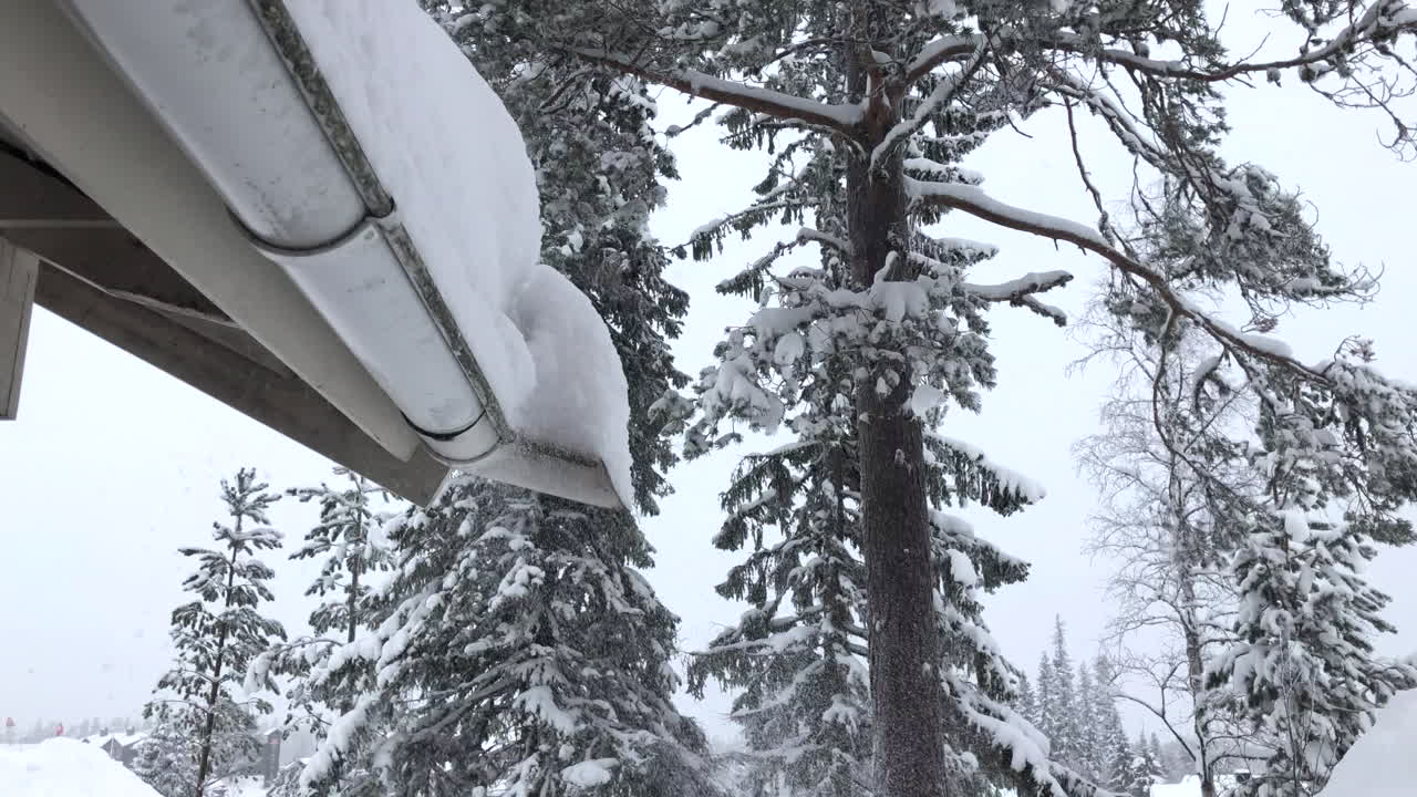 겨울철 배수관 외부에 눈이 내림