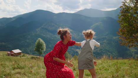 Fröhliche-Mutter-Tanzt-Tochter-Auf-Der-Grünen-Wiese.-Mutter-Mit-Kind,-Das-Körper-Bewegt.