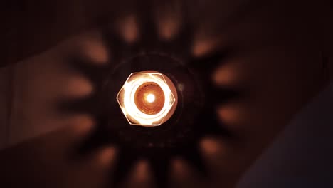 Flackernde-Flamme-In-Einer-Vintage-Öllampe-Wirft-Flackernden-Schatten-Auf-Den-Tisch,-Wie-Von-Oben-Aufgenommen
