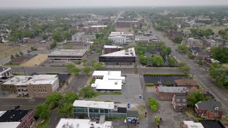 centro de la ciudad de michigan, indiana con video de avión no tripulado moviéndose de lado de cerca