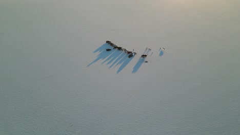 Eine-Gruppe-Von-Autos-Bei-Sonnenuntergang---Bonneville-Salt-Flats-2