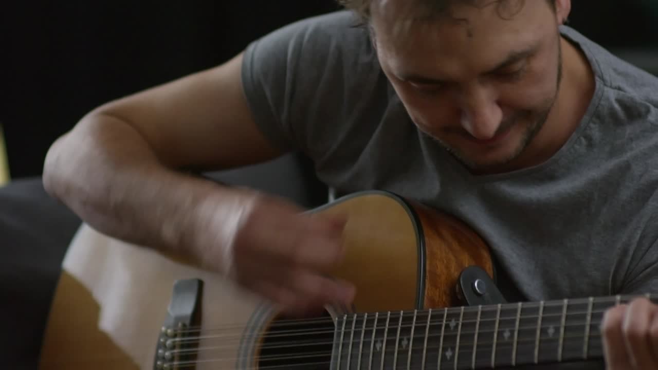 pareja feliz tocando instrumentos musicales