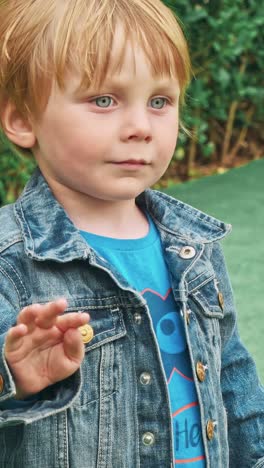 niño feliz divirtiéndose en el parque de atracciones para niños