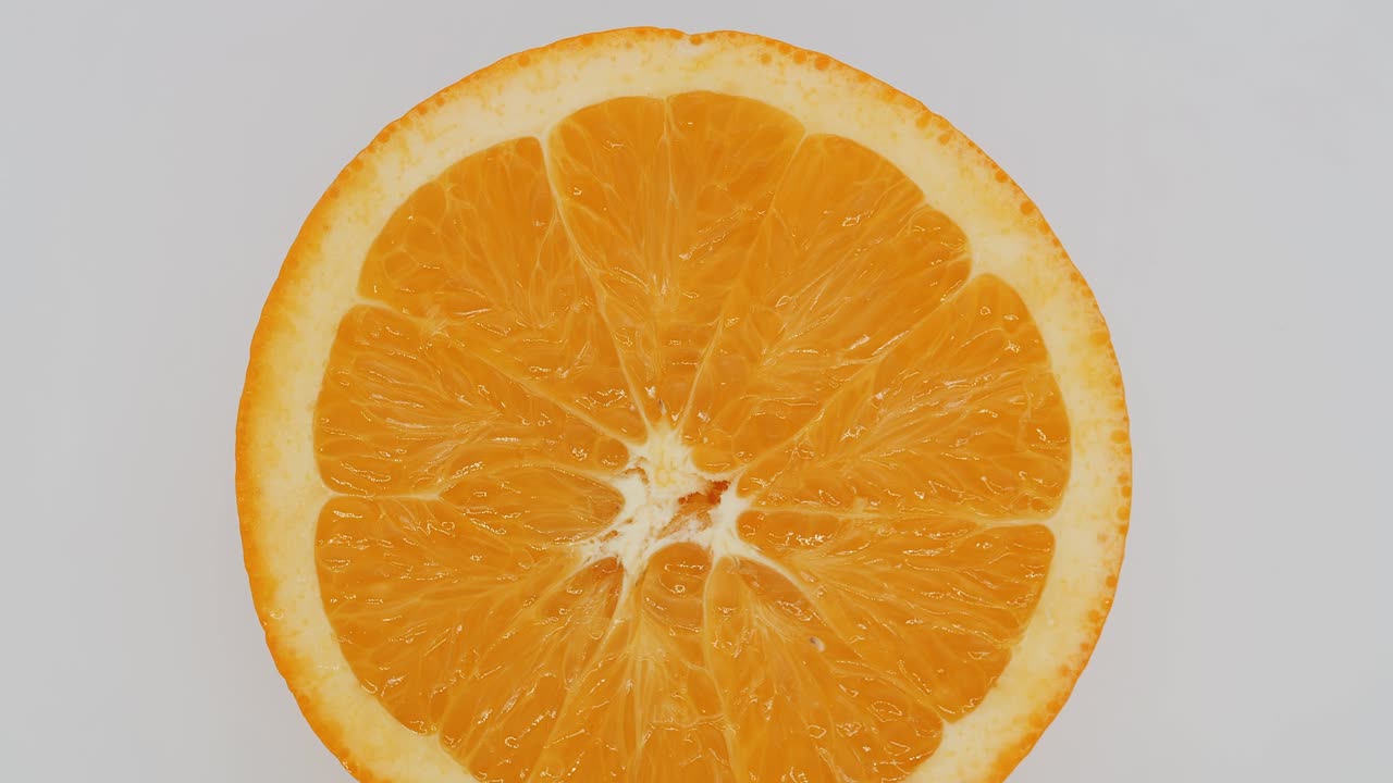 Arancione su sfondo bianco.