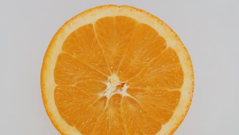 naranja sobre un fondo blanco.