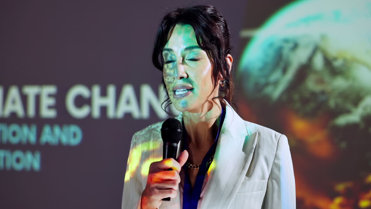 Donna che tiene una presentazione sul cambiamento climatico
