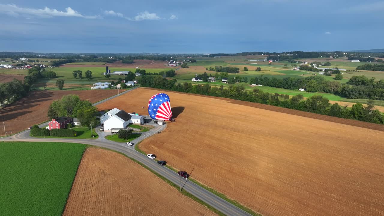 воздушный взгляд птиц на американский воздушный шар, приземляющийся на пшеничном поле в сельской местности пенсильвании, сша