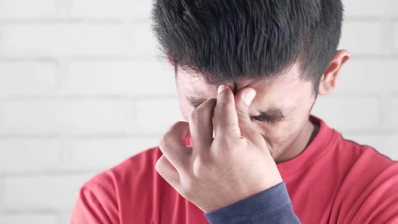 hombre con la cabeza en las manos