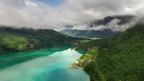 Schöne-Natur-Norwegen-Natürliche-Landschaft-Lovatnet-See.