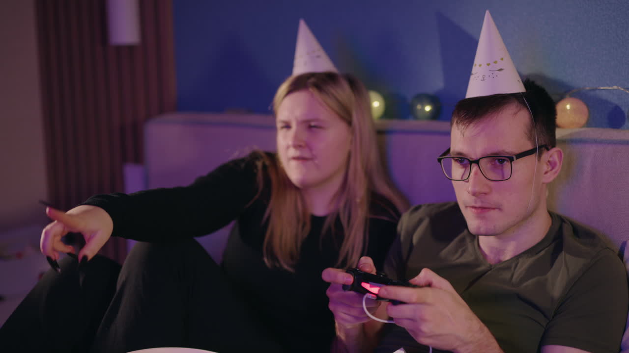 밤 에 게임 하는 부부