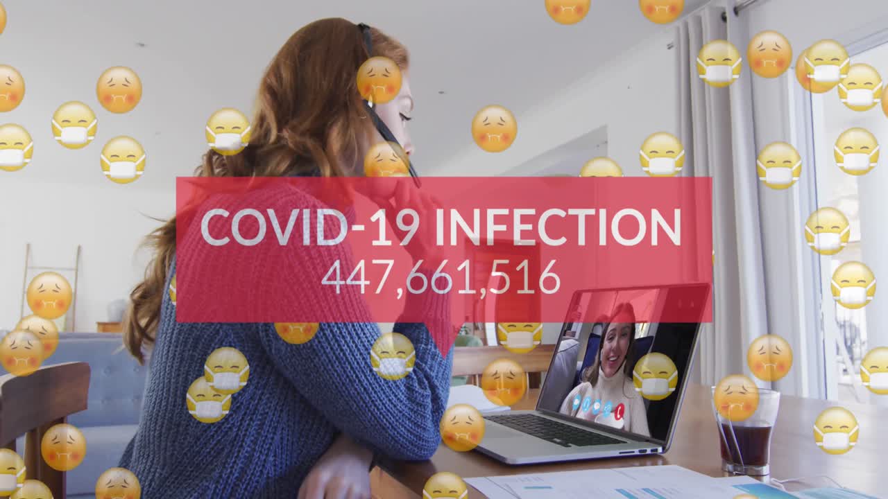 얼굴 마스크에 이모지 애니메이션, 코로나 19 확진자 수 비디오 통화에 노트북을 사용하는 여성